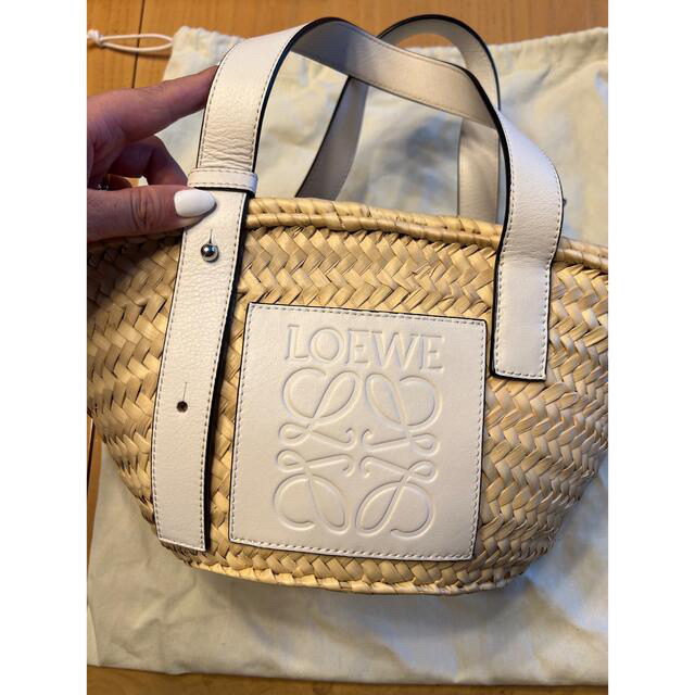LOEWE(ロエベ)の大人気‼️ロエベ　カゴバック　ホワイト　スモール レディースのバッグ(かごバッグ/ストローバッグ)の商品写真