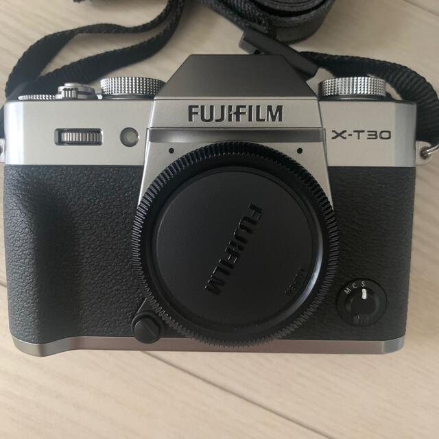 富士フイルム(フジフイルム)のFUJI FILM ミラーレスカメラ X-T30 II ボディ　SILVER スマホ/家電/カメラのカメラ(ミラーレス一眼)の商品写真