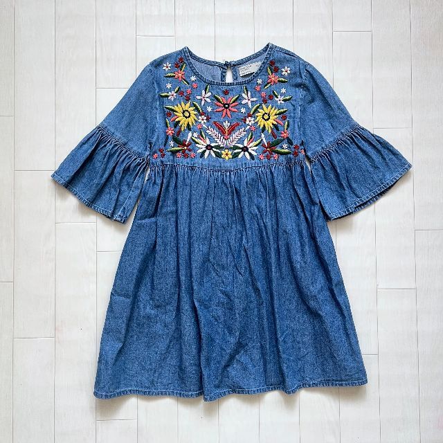 ZARA KIDS(ザラキッズ)の美品★ZARA KIDS 花柄刺繍デニムワンピース チュニック 122cm キッズ/ベビー/マタニティのキッズ服女の子用(90cm~)(ワンピース)の商品写真