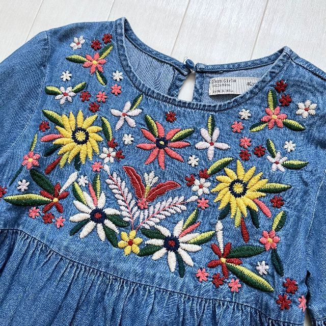 ZARA KIDS(ザラキッズ)の美品★ZARA KIDS 花柄刺繍デニムワンピース チュニック 122cm キッズ/ベビー/マタニティのキッズ服女の子用(90cm~)(ワンピース)の商品写真