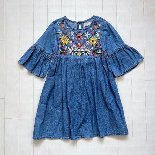 ザラキッズ(ZARA KIDS)の美品★ZARA KIDS 花柄刺繍デニムワンピース チュニック 122cm(ワンピース)