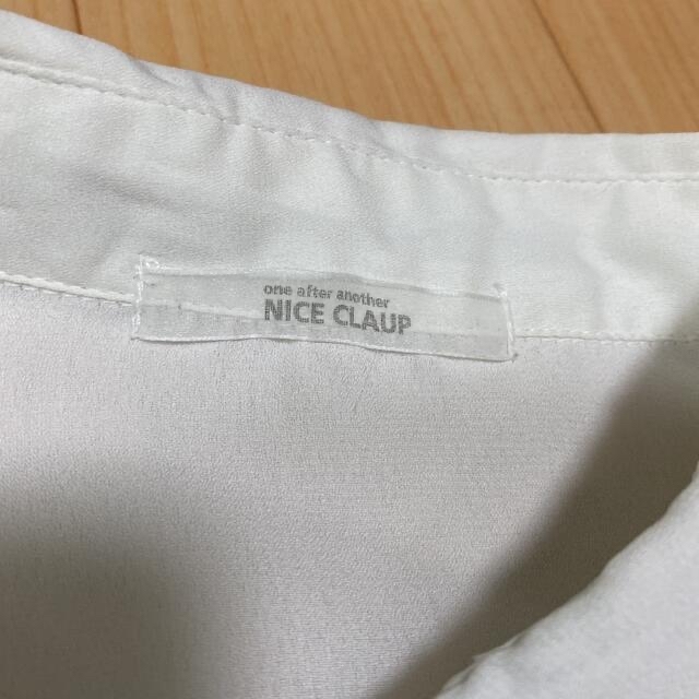 NICE CLAUP(ナイスクラップ)のNICE CLAUP トップス ブラウス ホワイト ストライプ レディースのトップス(シャツ/ブラウス(半袖/袖なし))の商品写真