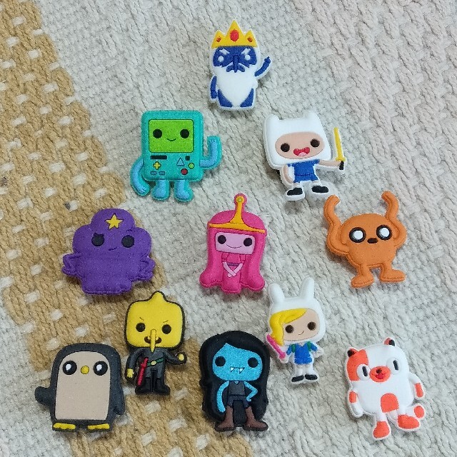 アドベンチャータイム サンダル チャーム ジビッツ 11点セット エンタメ/ホビーのおもちゃ/ぬいぐるみ(キャラクターグッズ)の商品写真