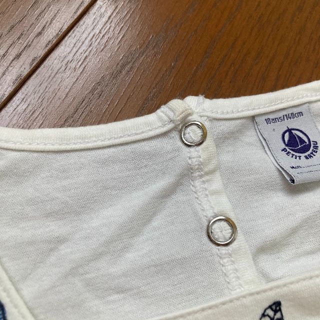 PETIT BATEAU(プチバトー)のプチバトー 刺繍 エンブロイダリー 半袖カットソー★140cm 10ans キッズ/ベビー/マタニティのキッズ服女の子用(90cm~)(Tシャツ/カットソー)の商品写真