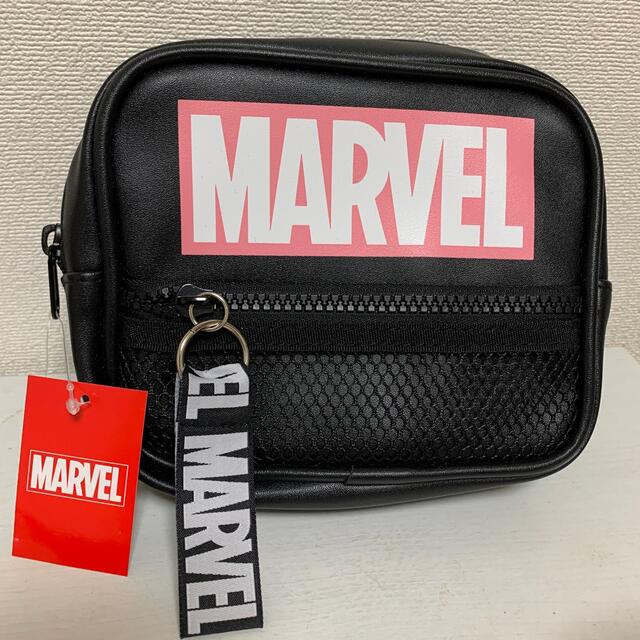 MARVEL(マーベル)のマーベル スクエアポーチ MARVEL ピンクロゴ ブラック  レディースのファッション小物(ポーチ)の商品写真