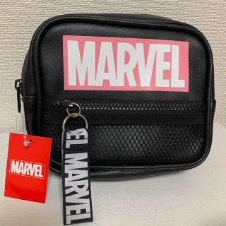 マーベル(MARVEL)のマーベル スクエアポーチ MARVEL ピンクロゴ ブラック (ポーチ)