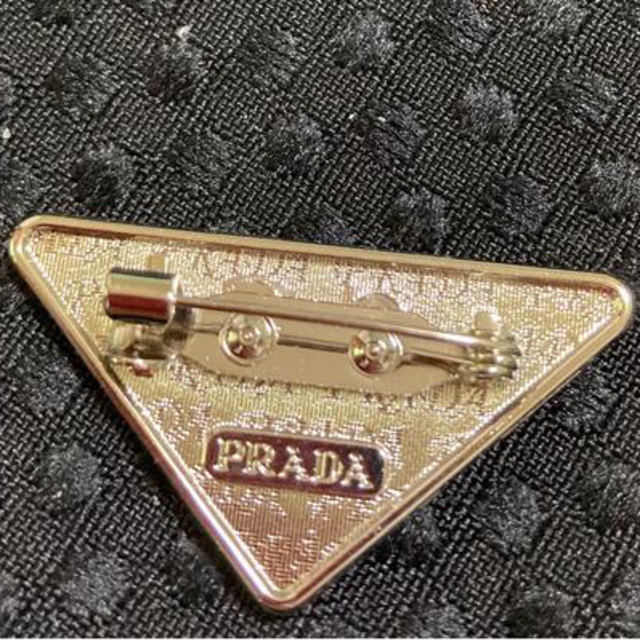 PRADA - ブローチ ロゴはシルバー色 横3.8センチ斜め2.8センチ位の通販 by ポムshop｜プラダならラクマ