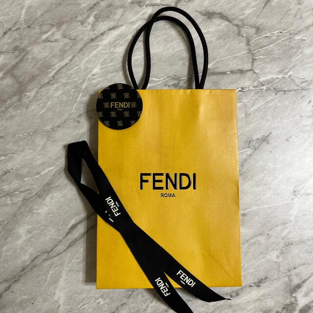 FENDI(フェンディ)のFENDI ショッパー　バッジ付き レディースのバッグ(ショップ袋)の商品写真