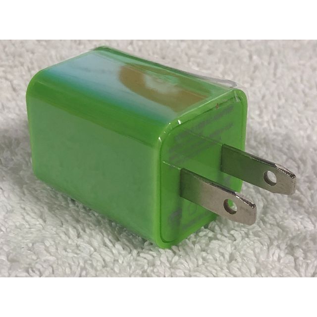 USB２ポート充電器（グリーン） スマホ/家電/カメラのスマートフォン/携帯電話(バッテリー/充電器)の商品写真