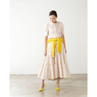 ドゥロワー(Drawer)のSHE Tokyo Lisa dot beige yellow 34 新品タグ付(ロングスカート)