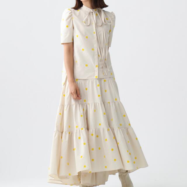 Drawer(ドゥロワー)のSHE Tokyo Aloma dot beige yellow 0 新品タグ付 レディースのトップス(シャツ/ブラウス(半袖/袖なし))の商品写真