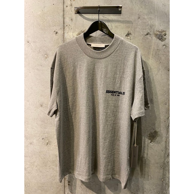 FEAR OF GOD(フィアオブゴッド)の FOG ESSENTIALS T-Shirt Dark Oatmeal  メンズのトップス(Tシャツ/カットソー(半袖/袖なし))の商品写真