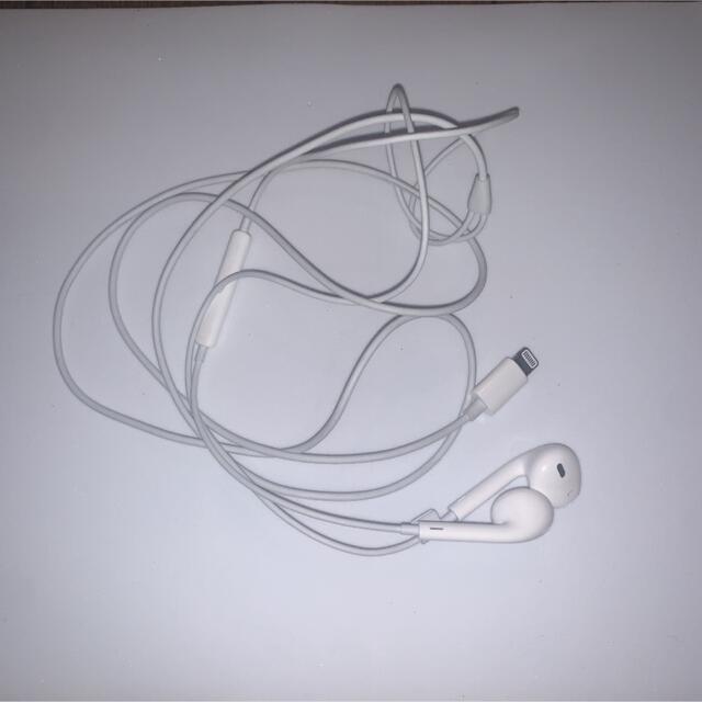 Apple(アップル)のApple iPhone  Lightningイヤホン　シリアルあり スマホ/家電/カメラのオーディオ機器(ヘッドフォン/イヤフォン)の商品写真