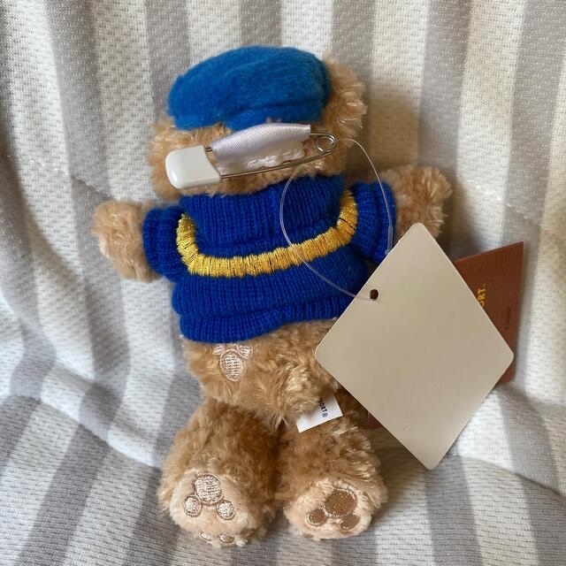 おもちゃ/ぬいぐるみ新品タグ付　ダッフィーぬいぐるみバッジ　青セーター　白タグ　ベレー帽　超美品　4