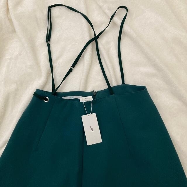 KBF(ケービーエフ)のアーバンリサーチ　KBF サスペンダーフレアスカート　グリーン　緑　タグ付き レディースのスカート(ロングスカート)の商品写真