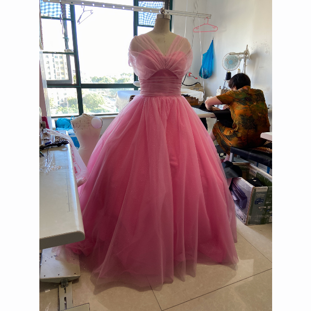  新品在庫処理！ カラードレス ピンク紫  プリンセスライン 前撮り レディースのフォーマル/ドレス(ウェディングドレス)の商品写真