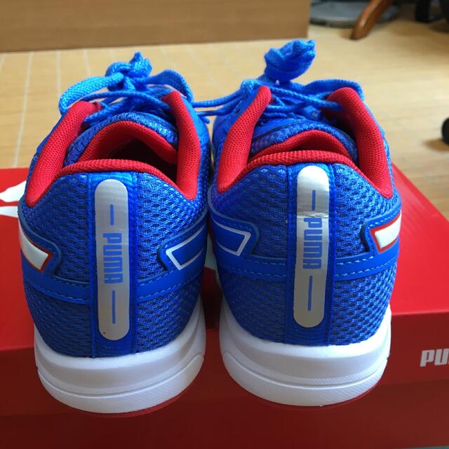 【新品】PUMA プーマ スニーカー青　23.5cm メンズの靴/シューズ(スニーカー)の商品写真