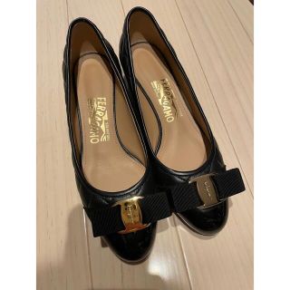 サルヴァトーレフェラガモ(Salvatore Ferragamo)の最終値下げ！フェラガモ　バラ　ブラックゴールドパンプス(バレエシューズ)