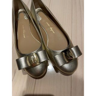 サルヴァトーレフェラガモ(Salvatore Ferragamo)の最終値下げ！フェラガモ　ゴールドフラットシューズ(バレエシューズ)