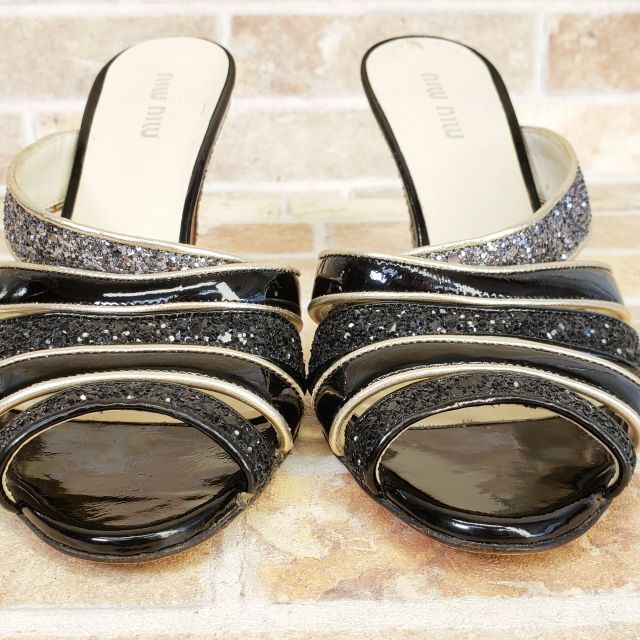 miumiu(ミュウミュウ)のミュウミュウ ☆ エナメルレザー ラメ ミュール サンダル 35 イタリア製 黒 レディースの靴/シューズ(サンダル)の商品写真