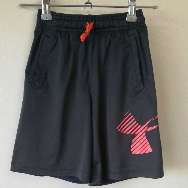 UNDER ARMOUR(アンダーアーマー)のUNDER ARMOUR アンダーアーマー 半袖3枚 ショートパンツ1枚 キッズ キッズ/ベビー/マタニティのキッズ服男の子用(90cm~)(Tシャツ/カットソー)の商品写真