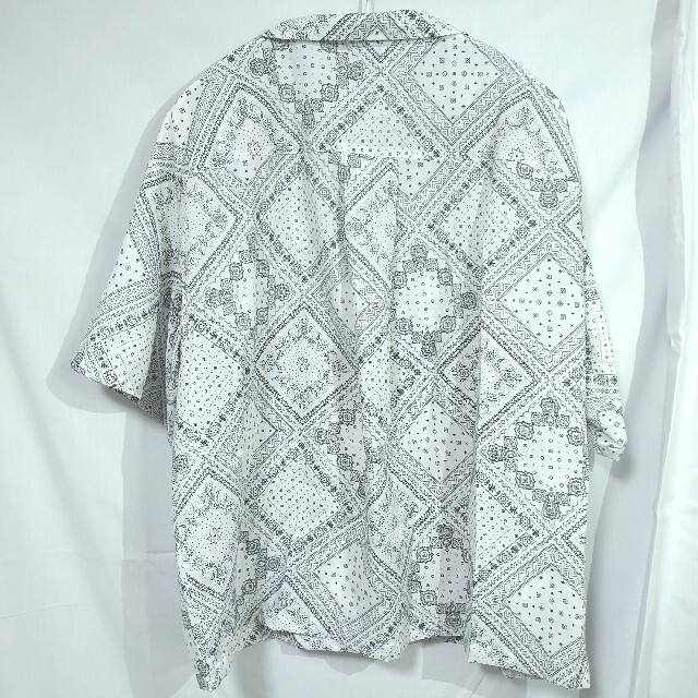 GU(ジーユー)の新品 未使用 GU バンダナプリントオープンカラーシャツ 5分袖 白 XXL レディースのトップス(シャツ/ブラウス(半袖/袖なし))の商品写真