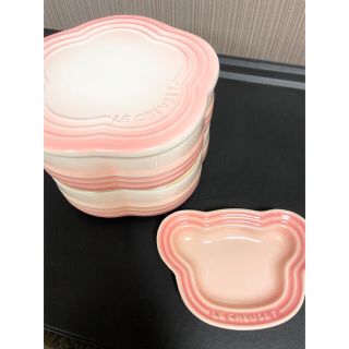 ルクルーゼ(LE CREUSET)のルクルーゼ　スタッキングラムカンフルール　パウダーピンク　おまけプレート付き(食器)