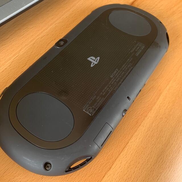 PS vita PCH-2000【カバーケース付き】 エンタメ/ホビーのゲームソフト/ゲーム機本体(携帯用ゲーム機本体)の商品写真