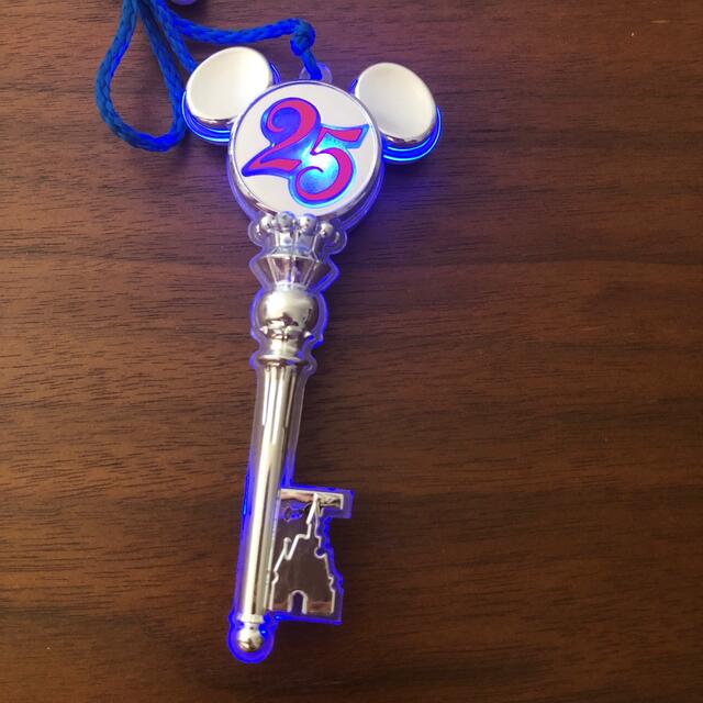 Disney(ディズニー)の【中古】ディズニー 25周年 ドリームキー 光る ネックレス エンタメ/ホビーのおもちゃ/ぬいぐるみ(キャラクターグッズ)の商品写真