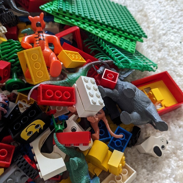 Lego(レゴ)のあっこママ様専用【LEGO】レゴブロック2.5kg　中古品【赤いバケツ】 キッズ/ベビー/マタニティのおもちゃ(積み木/ブロック)の商品写真