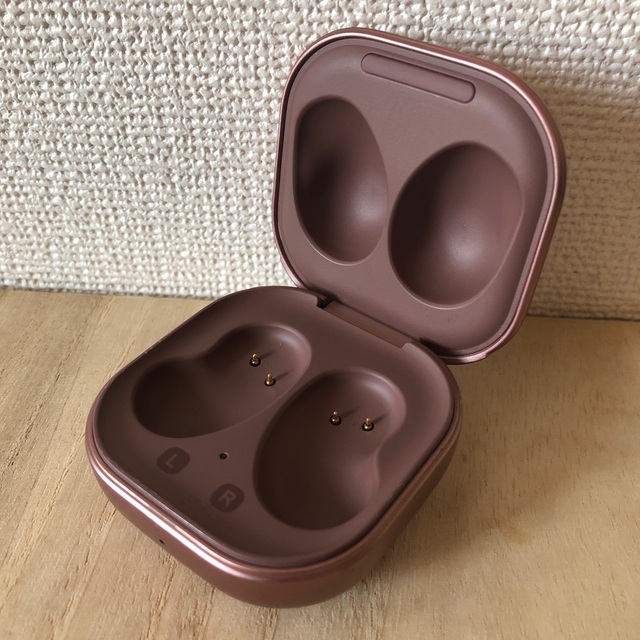 SAMSUNG(サムスン)のGALAXY Buds Live SM-R180 充電ケース スマホ/家電/カメラのオーディオ機器(ヘッドフォン/イヤフォン)の商品写真