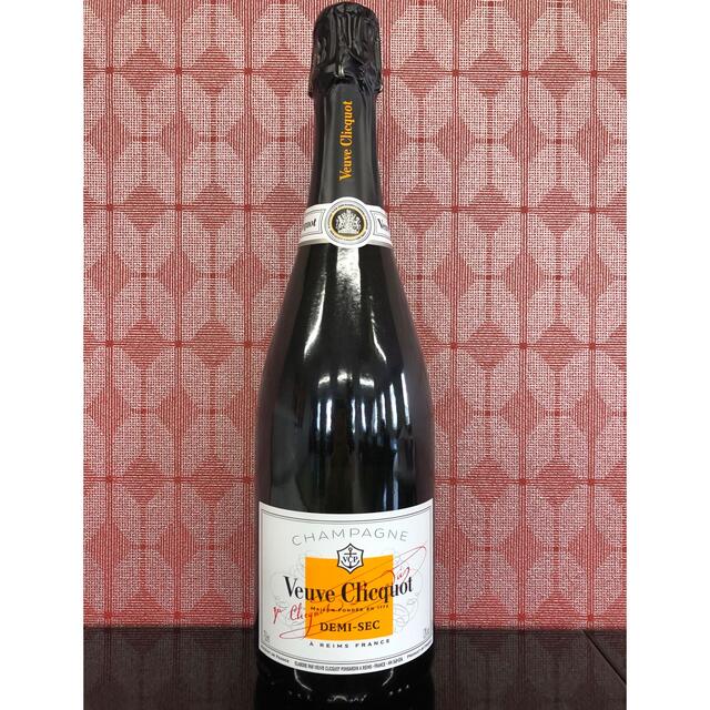 MOËT & CHANDON(モエエシャンドン)の⭐️ヴーヴ･クリコ ホワイトラベル　750ml⭐️ 食品/飲料/酒の酒(シャンパン/スパークリングワイン)の商品写真