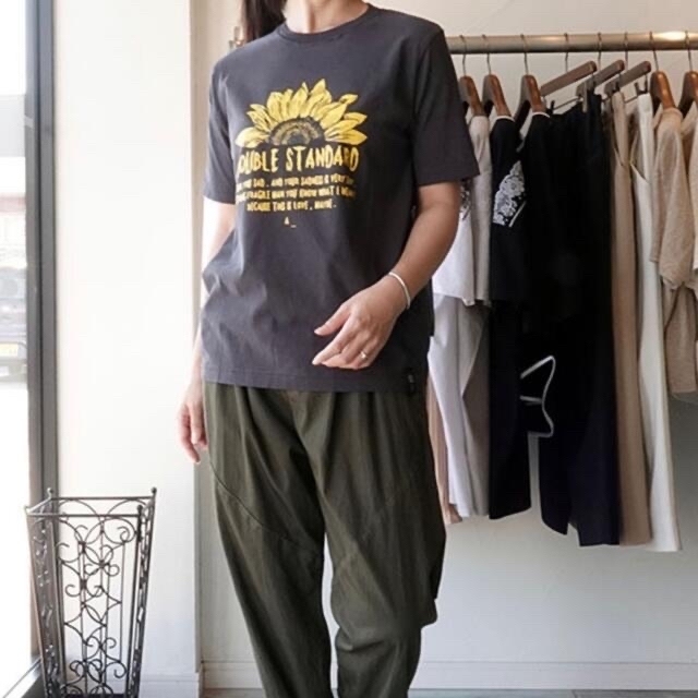 DOUBLE STANDARD CLOTHING(ダブルスタンダードクロージング)のダブルスタンダードクロージング　グラフィックひまわりTシャツ レディースのトップス(Tシャツ(半袖/袖なし))の商品写真