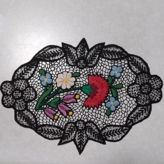 黒に花の刺繍がされたレーステーブルセンター(その他)