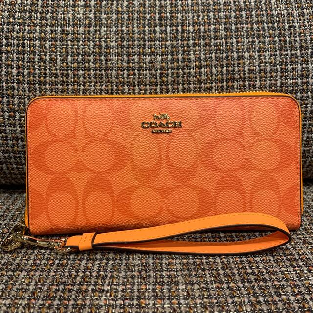 COACH(コーチ)の4452 コーチ　長財布　オレンジ×シグネチャー レディースのファッション小物(財布)の商品写真