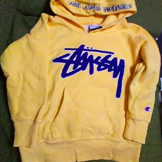 STUSSY(ステューシー)のチャンピオンchampionステューシー黄色キッズ青パーカー110cmスウェット キッズ/ベビー/マタニティのキッズ服男の子用(90cm~)(Tシャツ/カットソー)の商品写真