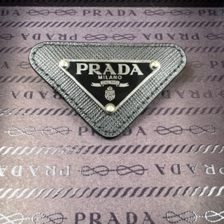 PRADA - プラダ エナメルトライアングルピン サフィアーノ 三角ロゴの 