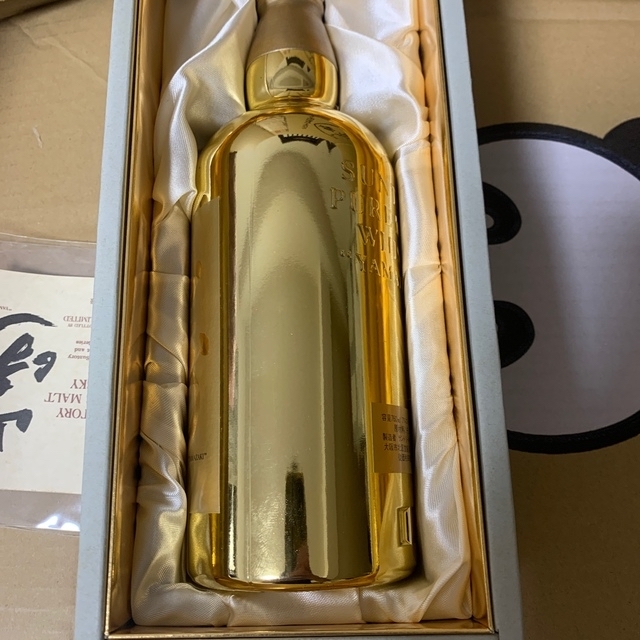 サントリー(サントリー)の山崎60周年記念 ゴールドボトル 760ml  食品/飲料/酒の酒(ウイスキー)の商品写真