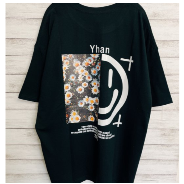 韓国 メンズ Tシャツ スマイル ニコちゃん フラワー 黒 ブラック メンズのトップス(Tシャツ/カットソー(半袖/袖なし))の商品写真