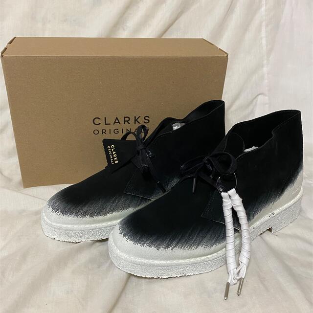 Clarks(クラークス)の新品 本物 正規品 クラークス メンズ デザートブーツ 白黒 ペイント 限定 メンズの靴/シューズ(ブーツ)の商品写真