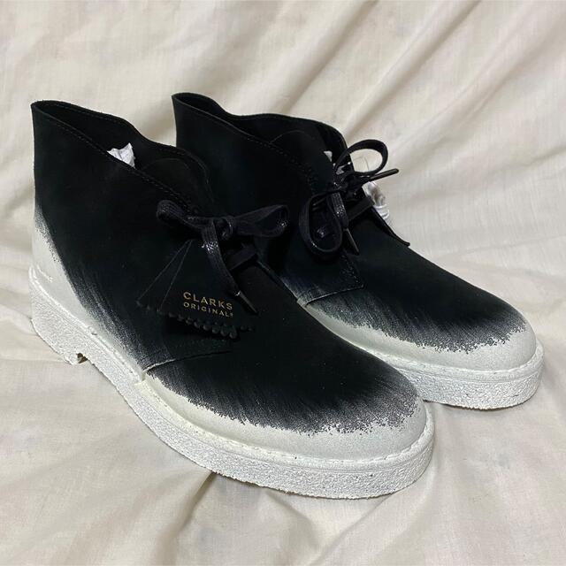 Clarks(クラークス)の新品 本物 正規品 クラークス メンズ デザートブーツ 白黒 ペイント 限定 メンズの靴/シューズ(ブーツ)の商品写真