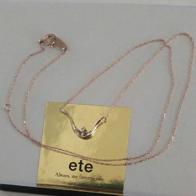 ete(エテ)のエテ K10 ダイヤモンド ネックレス ミストピンク ウェーブ ひねり美品 レディースのアクセサリー(ネックレス)の商品写真