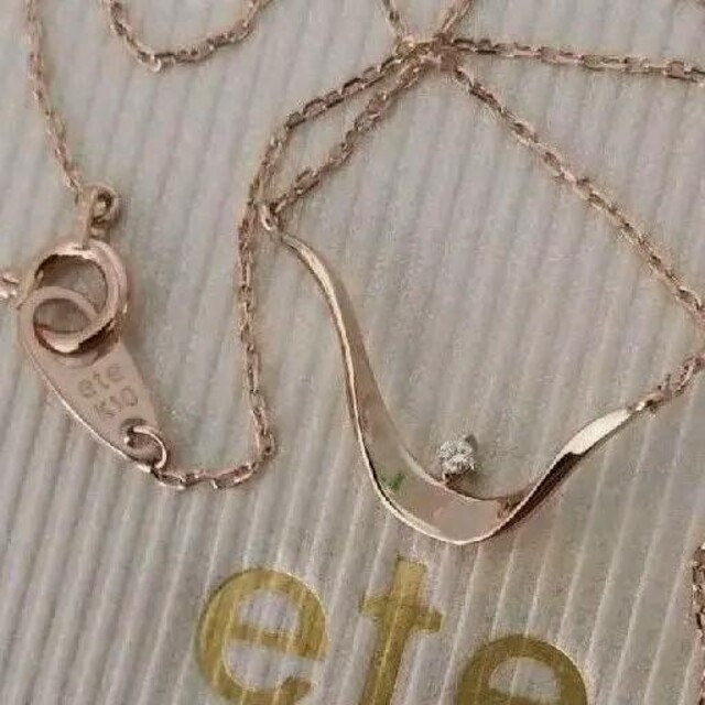 ete(エテ)のエテ K10 ダイヤモンド ネックレス ミストピンク ウェーブ ひねり美品 レディースのアクセサリー(ネックレス)の商品写真