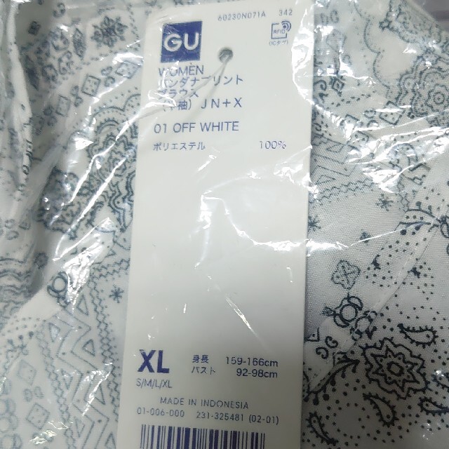 GU(ジーユー)の新品 未使用 GU バンダナプリントブラウス XL 白 レディースのトップス(シャツ/ブラウス(半袖/袖なし))の商品写真