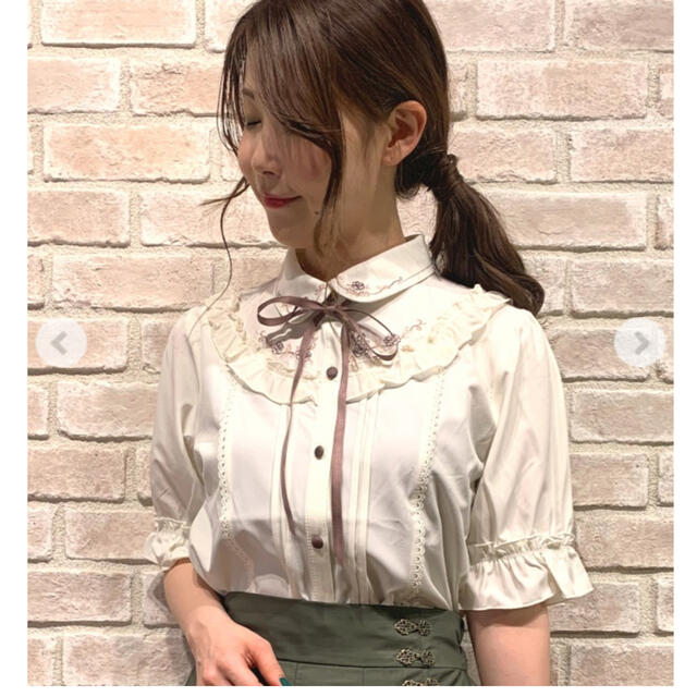 axes femme(アクシーズファム)の花刺繍ヨークフリル半袖ブラウス axes レディースのトップス(シャツ/ブラウス(半袖/袖なし))の商品写真