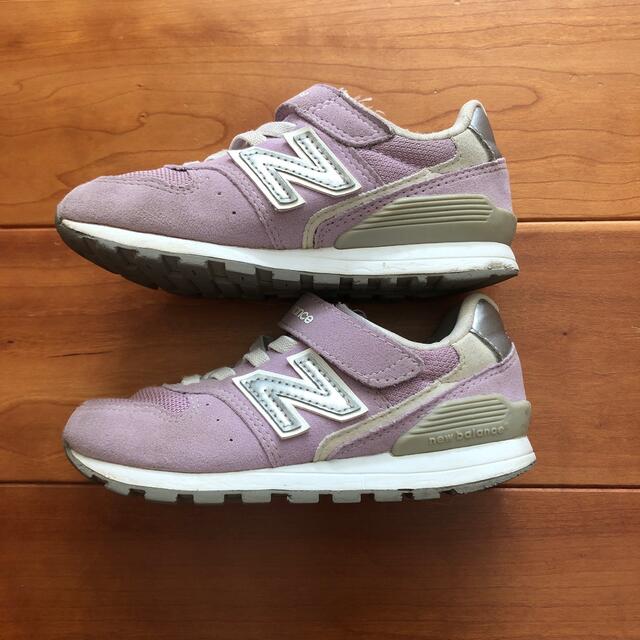 New Balance(ニューバランス)のニューバランス996スニーカー17cmラベンダー キッズ/ベビー/マタニティのキッズ靴/シューズ(15cm~)(スニーカー)の商品写真