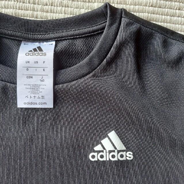 adidas(アディダス)のアディダス　140　ドライTシャツ キッズ/ベビー/マタニティのキッズ服男の子用(90cm~)(Tシャツ/カットソー)の商品写真