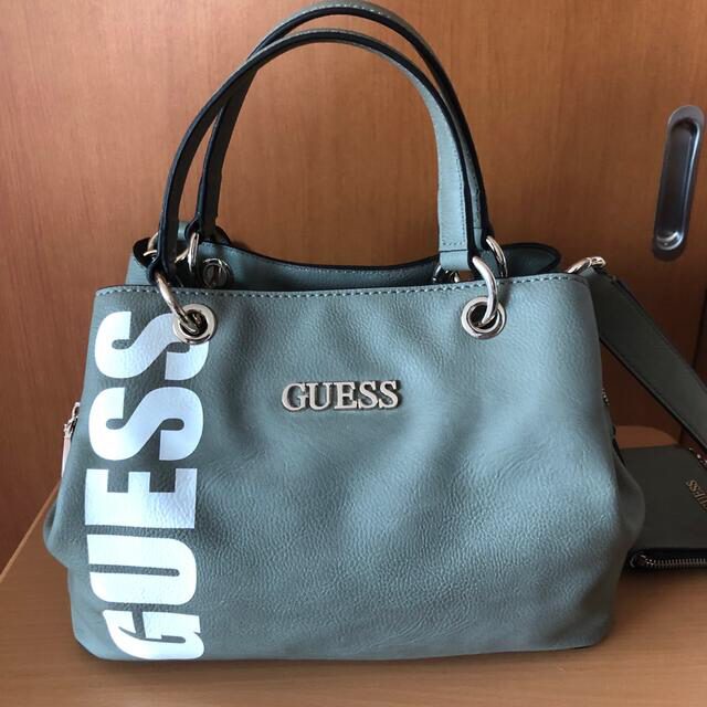 GUESS(ゲス)の新品未使用＊GUESSゲス ショルダーバッグ　コインケース付き レディースのバッグ(ショルダーバッグ)の商品写真