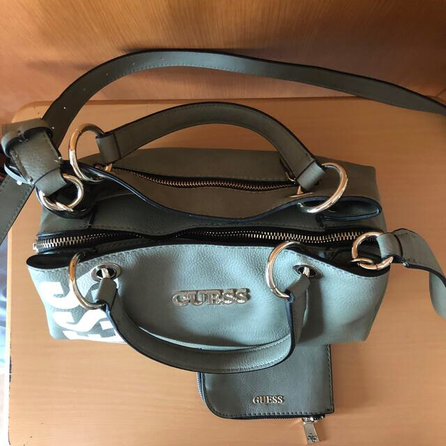 GUESS(ゲス)の新品未使用＊GUESSゲス ショルダーバッグ　コインケース付き レディースのバッグ(ショルダーバッグ)の商品写真