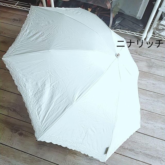 NINA RICCI(ニナリッチ)のニナリッチ　折りたたみ　傘　日傘　水色　刺繍　折り畳み　傘袋付け レディースのファッション小物(傘)の商品写真